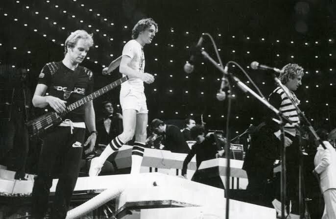 Картинка для привлечения внимания: The Police на гастролях в Чили в 1982-м году, где Стинг придумал песню They Dance Alone. Однако, записана она была только в 1987-м.