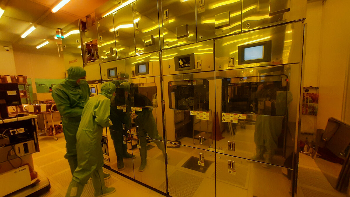 На фото установка фотолитографии в которой могли бы печататься авточипы. Но пока не печатаются. Фото автора.