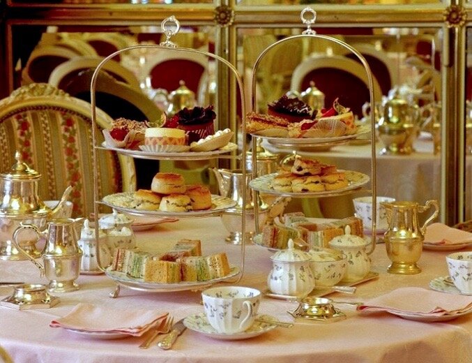 Сервировка стола с закусками к пятичасовому чаю в лондонском отеле "Ритц"