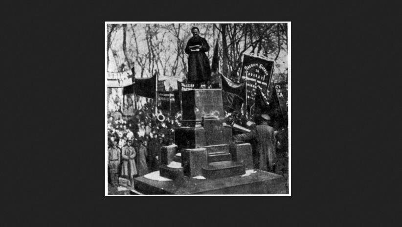 Похороны жертв "контрреволюционного мятежа". Митинг в Братском саду. 1919 г