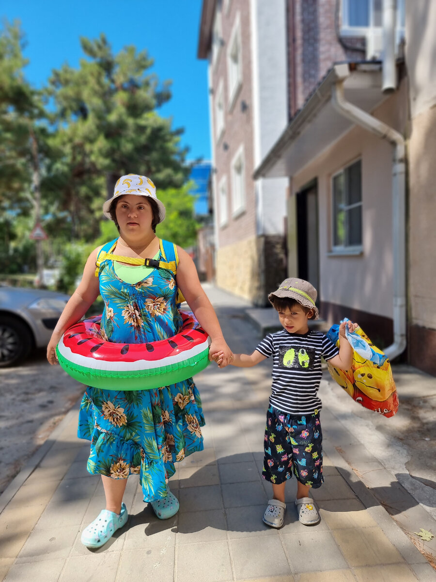 Мила и Марк идут на пляж