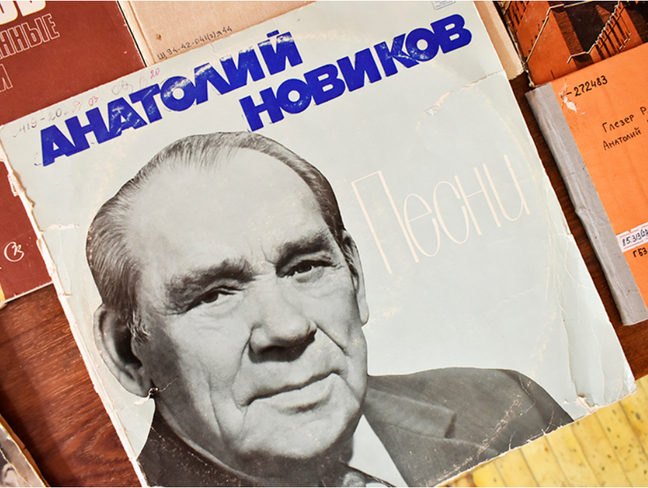 Песни советских композиторов 70 годов слушать. Анатолий Новиков Советский композитор. Паром композитор Новиков. Композитор Анатолий Новиков среди бойцов. Пластинки композитора Анатолия Новикова.