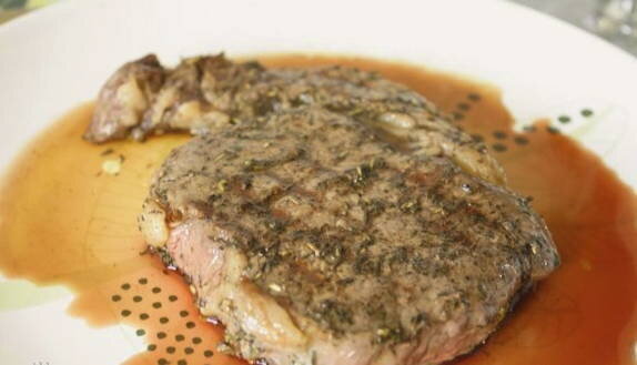 Стейк из мраморной говядины на сковороде 