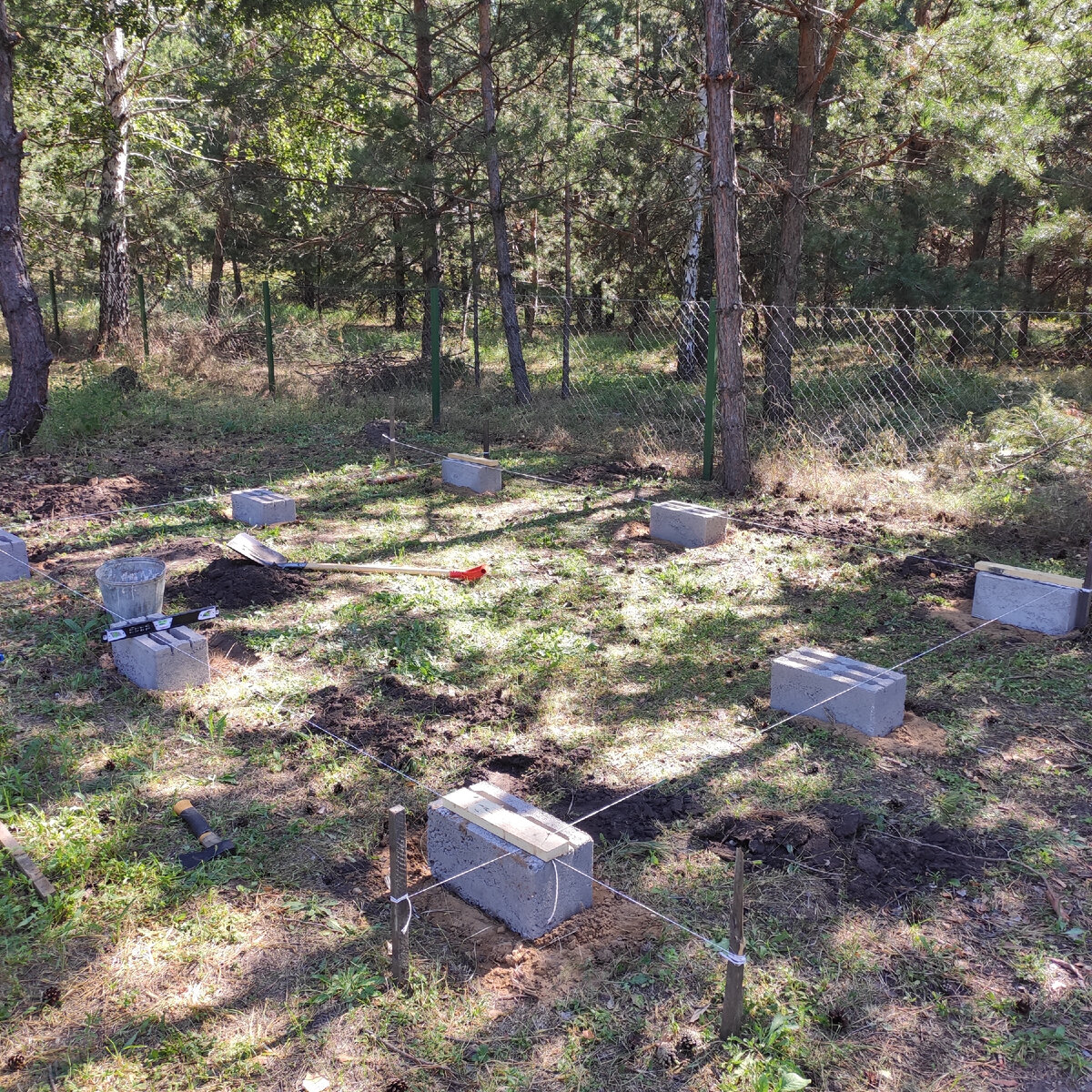 Продолжаем установку блоков фундамента