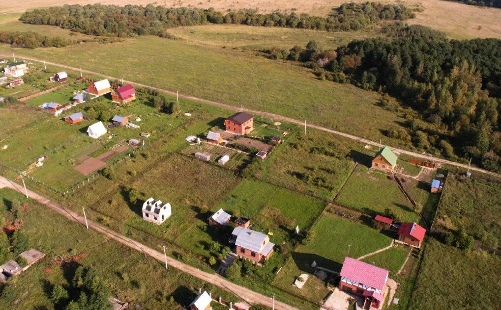 Земельные участки врачам. Участок земли. Дачный участок вид сверху. Земельный участок в деревне. Фото земельных участков.