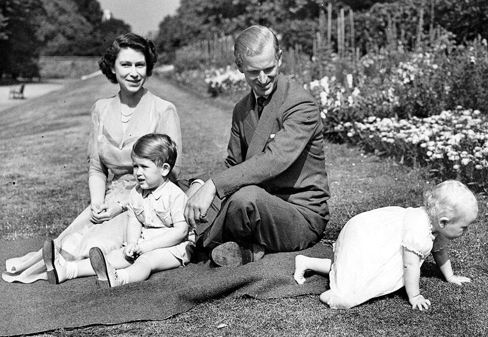     Семейный фотопортрет 1951 года. На лужайке с мужем принцем Филиппом и детьми - принцем Чарльзом и принцессой Анной.  GLOBAL LOOK PRESS