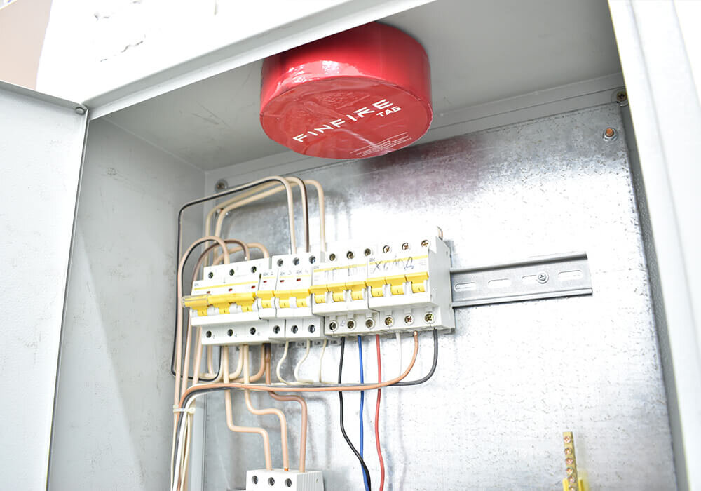 По сути это петарда: при контакте с огнём происходит мини взрыв и всё засыпает специальным порошком. Огонь естественно тухнет (картинка с finfire.ru)