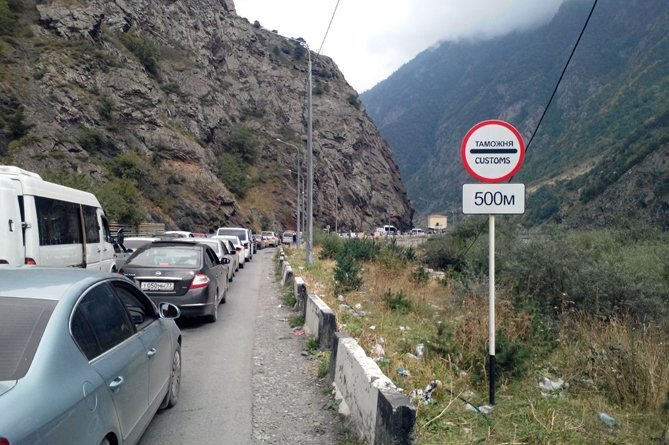 Очереди на границах как бы намекают, что многие россияне сейчас инвестируют средства в релокацию