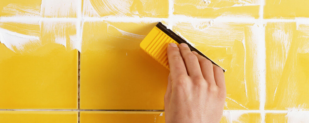 Укладка керамической плитки – один из самых сложных и ответственных видов ремонтно-отделочных работ. Этот кропотливый процесс требует практических навыков и знаний. Так, например, затирка для швов должна подбираться с учётом множества разных факторов.