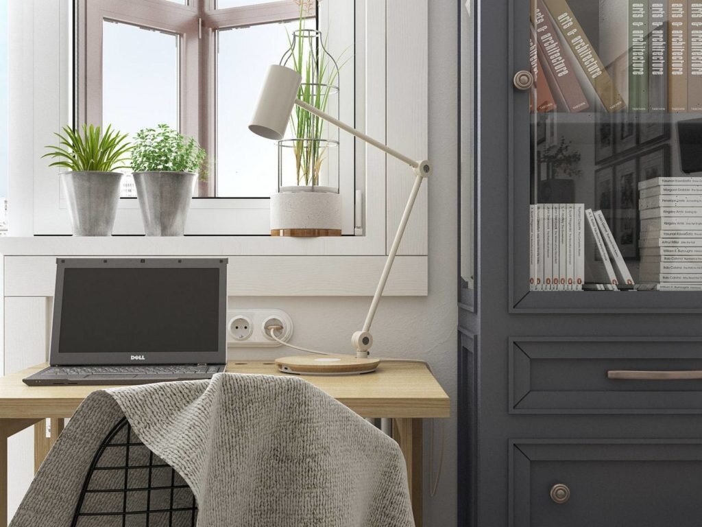 Кухня-гостиная, спальня, прихожая и полноценное рабочее место. Студия 28 кв.м. в монохромной палитре