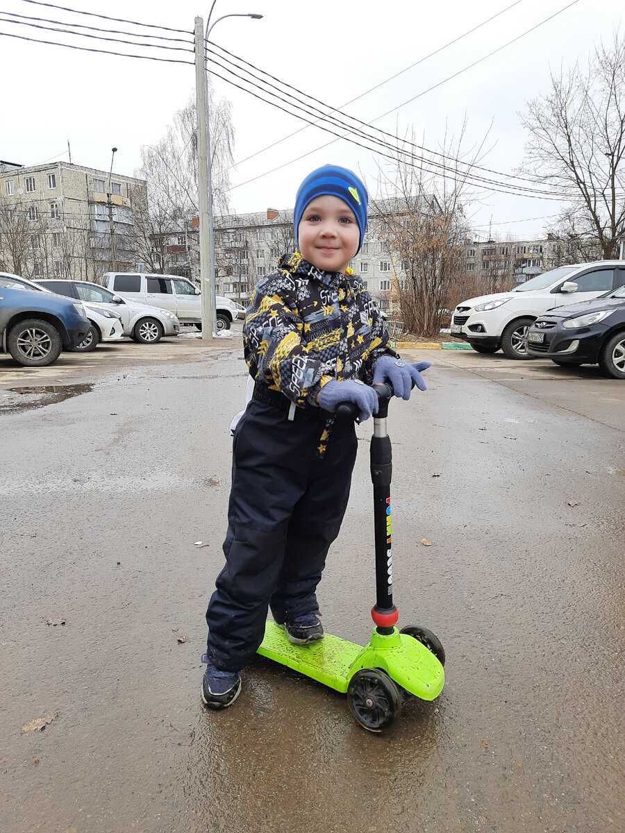 А вот такого комбинезона ни у кого не видела. Кстати, отслужил нам 4 сезона. Две осени и две весны.