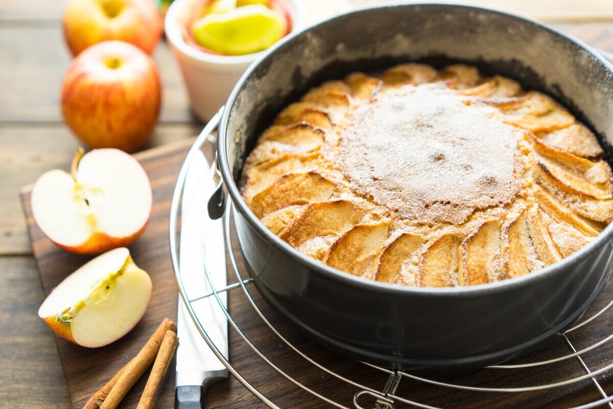 Пирог шарлотка с яблоками в духовке