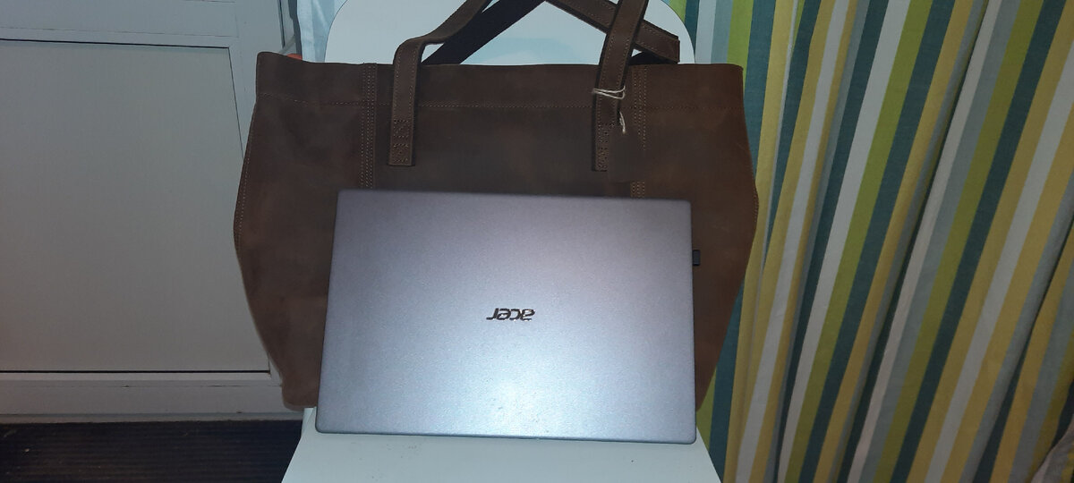 Размер этой чудо-сумки таков, что ноутбук входит со свистом. "Входит, и выходит" - как говорил Ослик из прекрасного мультика про Винни-Пуха.