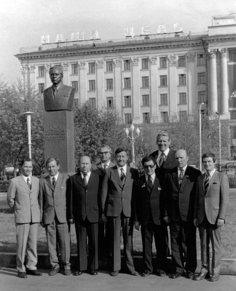 Тревожные ночи самарского края. Бюст маршала Советского Союза | Олег Иванец  | Дзен