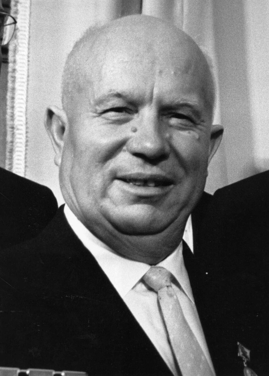 Он вымарал Сталина из советской истории. Принципиально.