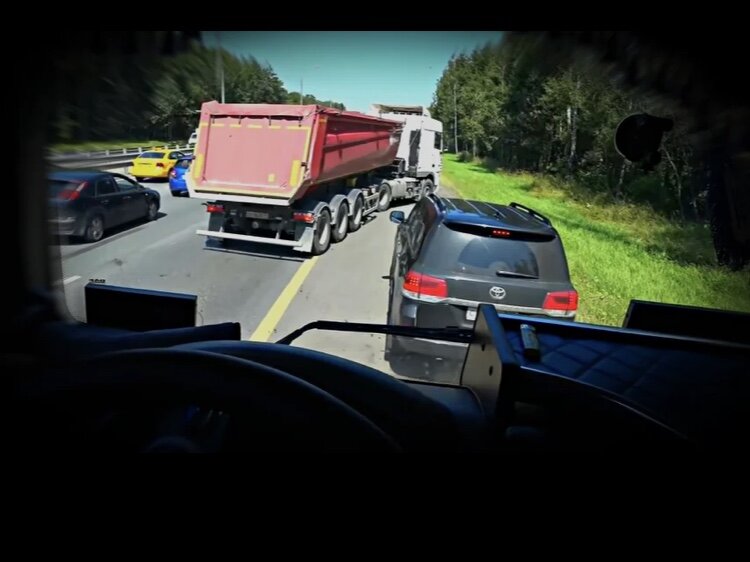 хамство дальнобойщиков. как дальнобойщики наказывают водителей. дальнобойщики проучили вымогателей. дальнобойщики проучили бандитов на трассе. дальнобойщики наказали водителя легковушки.