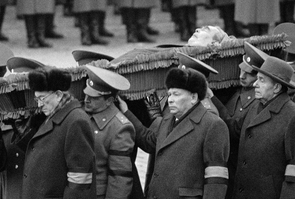 Яндекс картинки. Вслед за Брежневым, с небольшим промежутком в коммунистический "рай" отправятся Андропов и Черненко. Первый и третий слева направо.