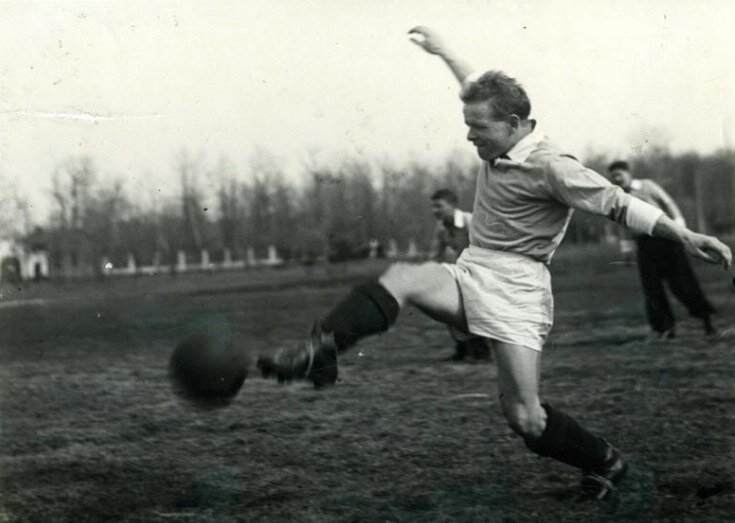 Футболист команды фабрики им.Камиля Якуба на тренировке, 1937 г. Изображение из собрания Национального музея. 