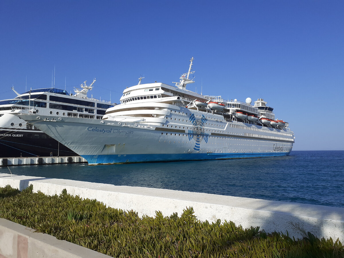 Лайнер Celestyal Olympia в круизном порту Кушадасы.