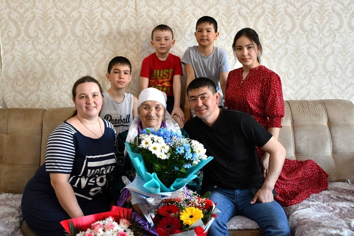 Бабушка Актынке с семьей внука Ермека