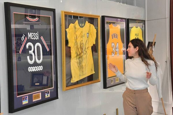 Редкие экспонаты в галерее Stargift в Москве. Обложка © kp.ru