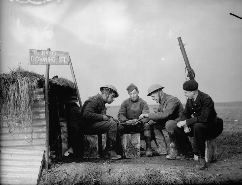 28 ноября 1939 года: Солдаты британского экспедиционного корпуса и французских ВВС на линии фронта. Шутливая надпись над блиндажом «10 Downing Street» — адрес резиденции британского премьер-министра. 