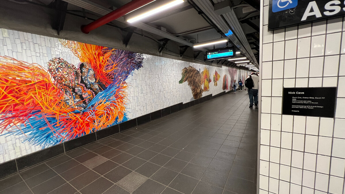 У мозаики была табличка с надписью: 
Nick Cave
Each One, Every One, Equal All
2022
Glass mosaic
Fabricated by Mayer of Munich
Commissioned by MTA Arts & Design and New York City Transit
#mtaarts