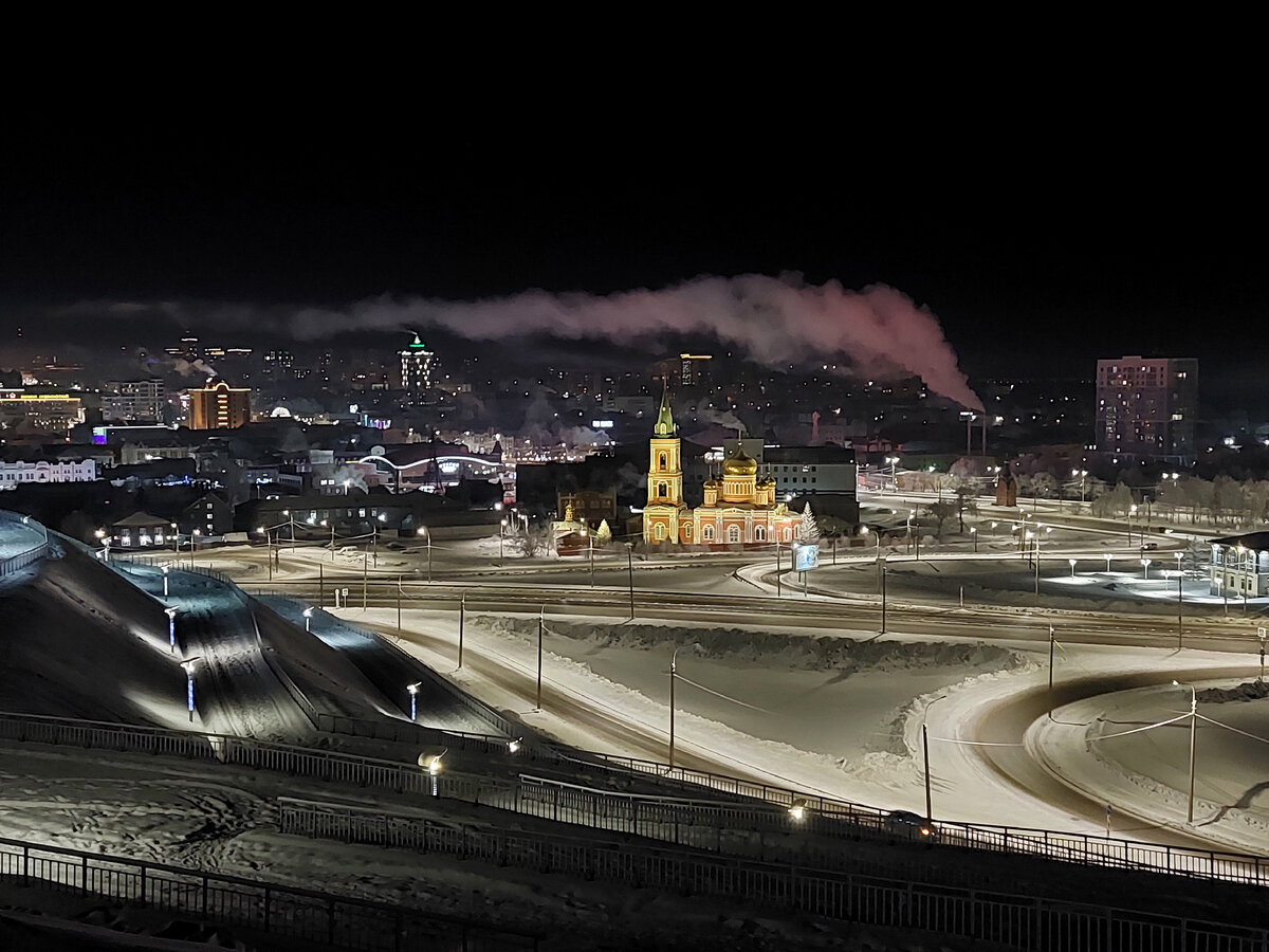 Вид на зимний ночной Барнаул. Фото автора. Январь 2022 г.