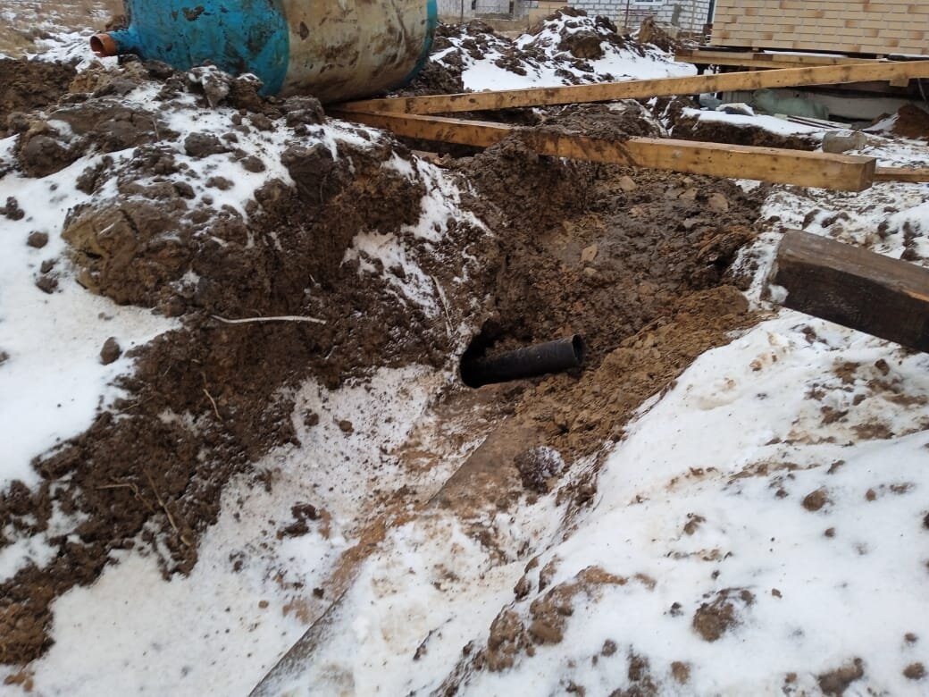 Монтировать септик пришлось второй раз.
