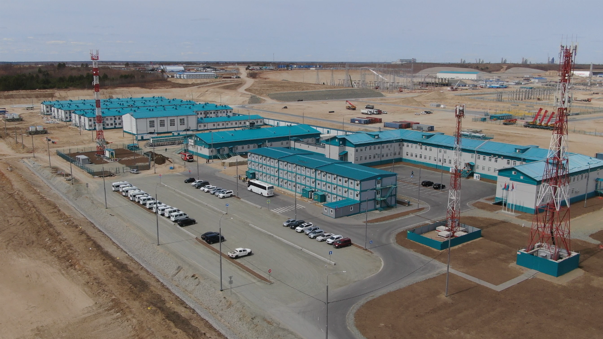 Проектирование, комплектация, авторский надзор и шеф-монтажные работ при строительстве гостиничного комплекса, спортивно-досугового центра и теплого перехода на площадке Амурского ГХК 