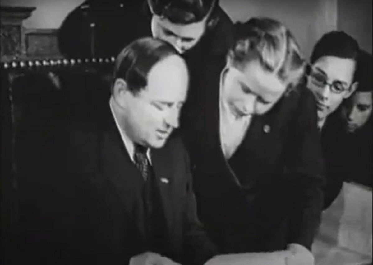 Юная Александра. Кадр из документального фильма «Юные музыканты» (1945, режиссер Вера Строева).