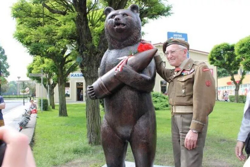 Памятник солдату-медведю Войтек