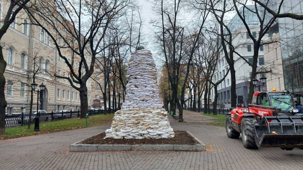 Памятник Гоголю в Харькове в мешках. Обложка © Суспільне Харків