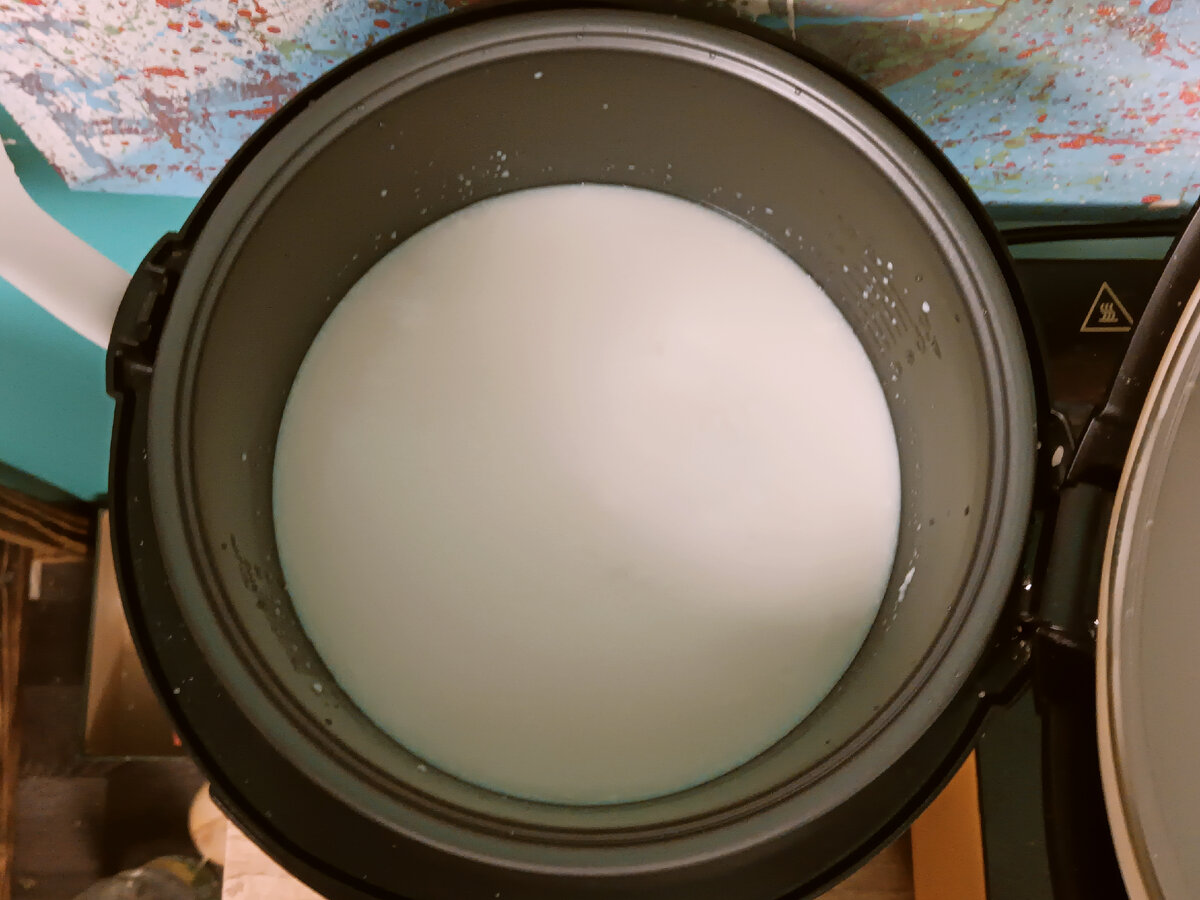 Все ингредиенты для приготовления сгущенки поместить в чашу мультиварки