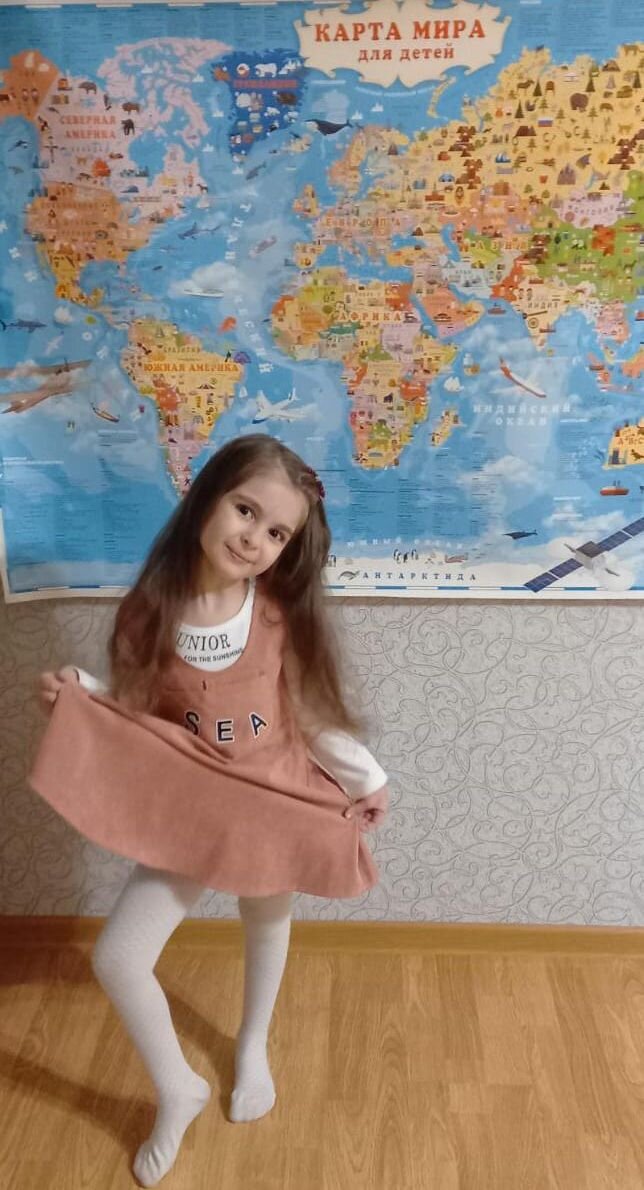 Арине уже приглянулся отель из наших предложений. Осталось убедить свою маму, и она уже "включила" свой самый очаровательный взгляд. Фото автора. 