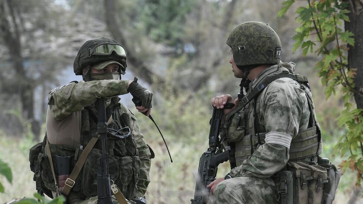    Военнослужащие ВС РФ в селе Александровка Херсонской области© РИА Новости / Константин Михальчевский