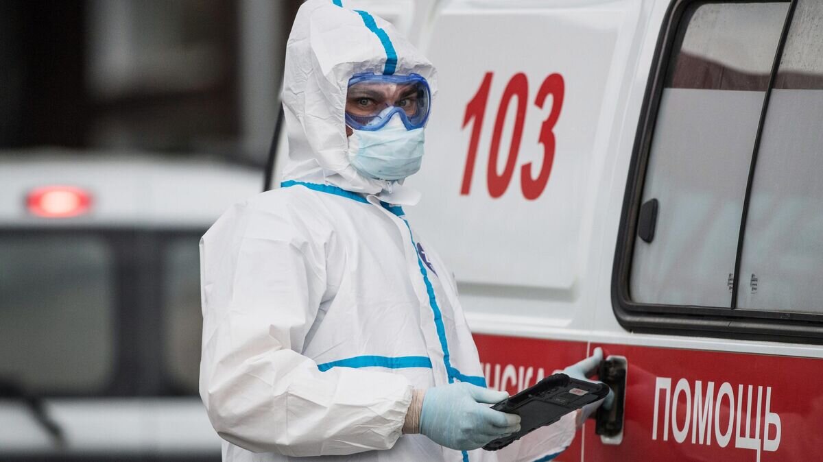    Медик у машины скорой помощи в карантинном центре в Коммунарке© РИА Новости / Илья Питалев