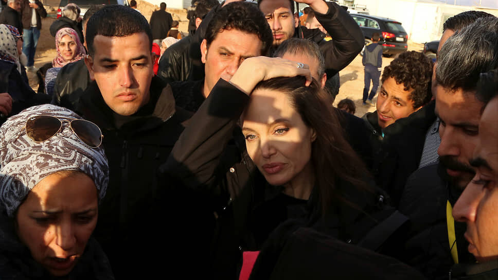 Фото: Raad Adayleh / AP📷Анджелина Джоли в лагере сирийских беженцев в Иордании в 2018 году