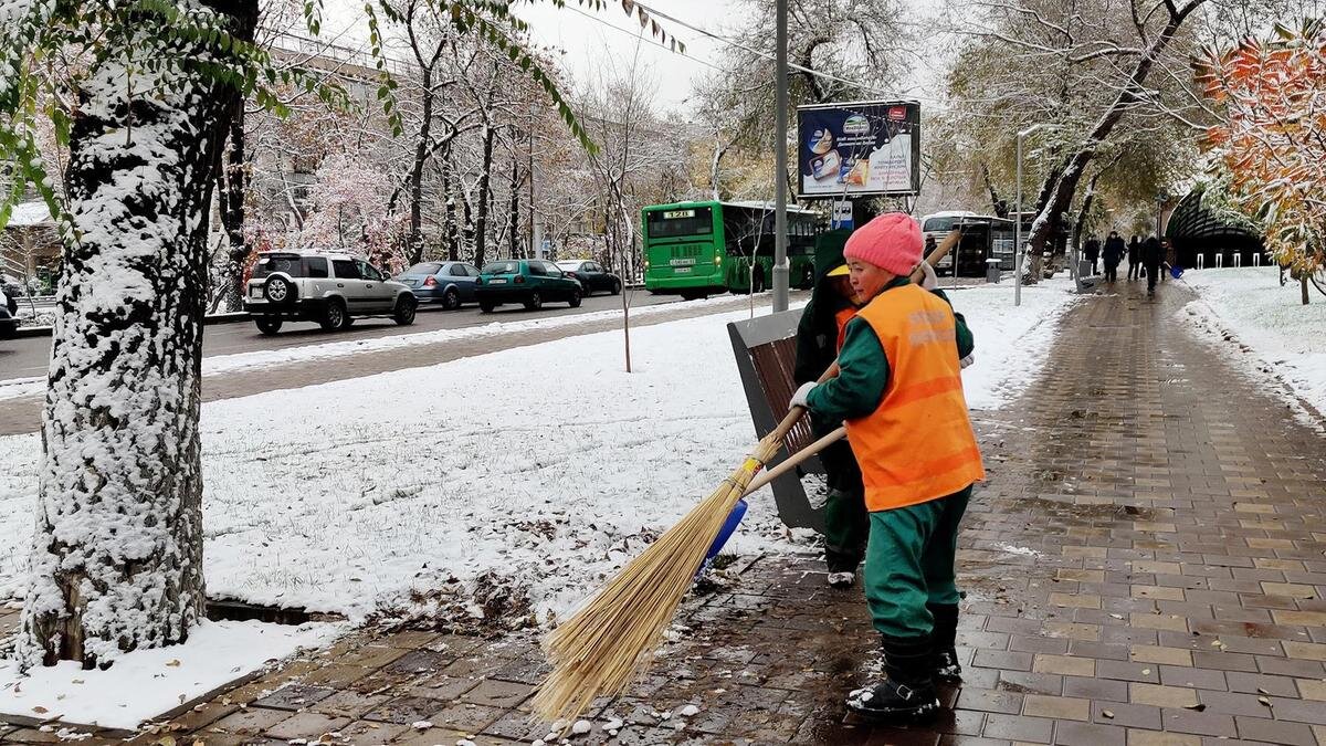    Уборка снега в Алматы:NUR.KZ / Петр Карандашов