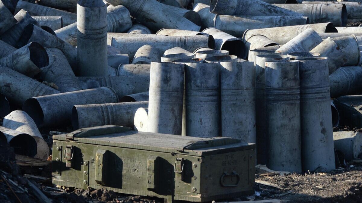    Гильзы от снарядов в разрушенном укрепрайоне украинских силовиков на окраине города Дебальцево.© РИА Новости / Михаил Воскресенский