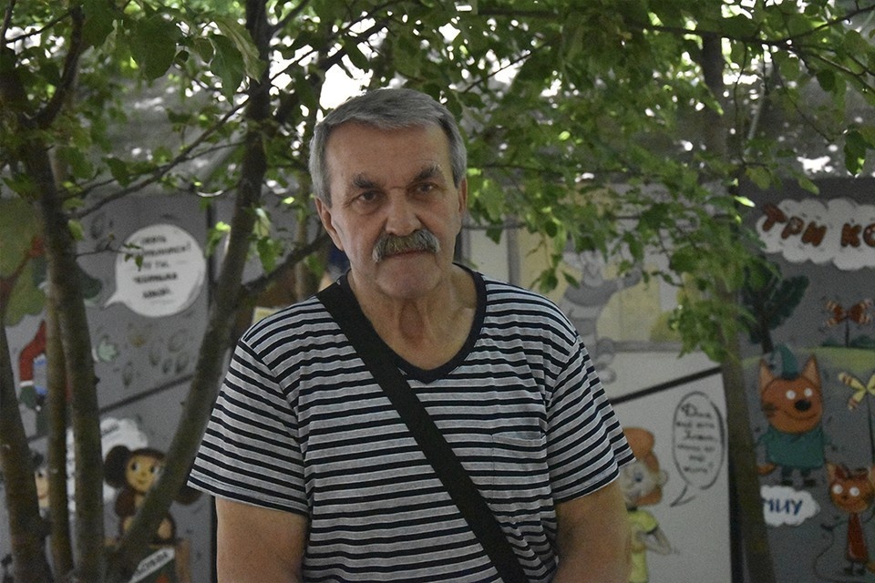     Ростовчанин Александр Луговой своими силами организовал детскую площадку во дворе.