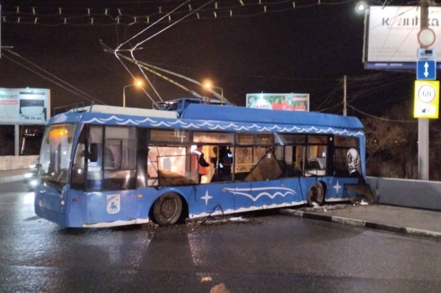 В Саратове троллейбус с пассажирами покатился вниз и врезался в мостПодробнее