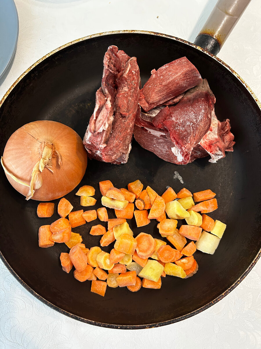 Ингридиенты:
• Мясо оленины (можно заменить любым)
• 1 луковица
• 1 морковка
• 180-200 гр гречка
• специи (у меня соль)