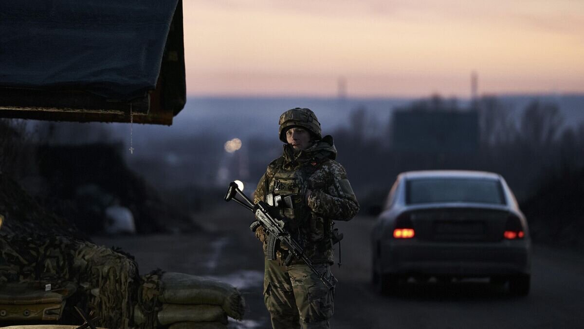    Солдат ВСУ на въезде в Краматорск© AP Photo / Libkos