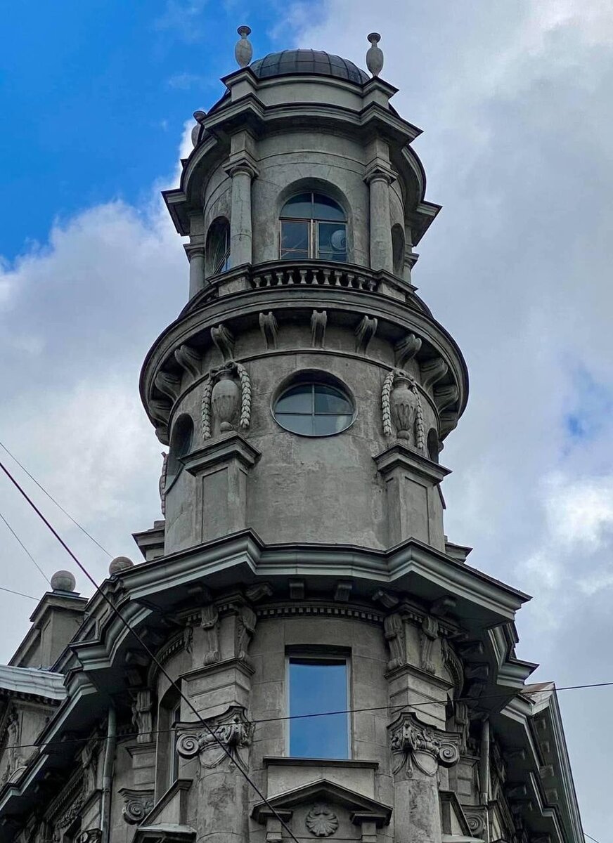 Башня дома Иоффа на Пяти углах (Загородный пр., 11)
Фото: Сергей Караулов