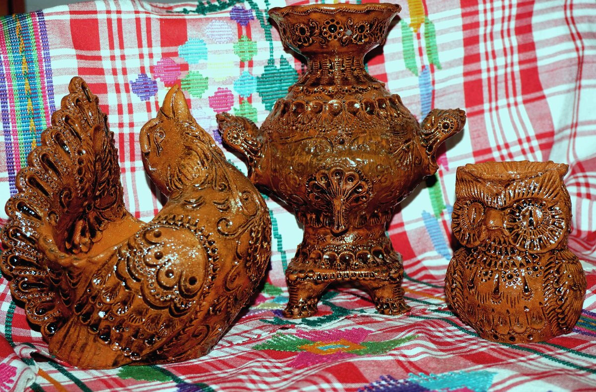 Место: филиал Областного бюджетного учреждения культуры "Курский Дом народного творчества" Суджанский Центр народных промыслов и ремесел в 330 км к юго-западу от Воронежа. Творчество: суджанская авторская глиняная игрушка. Точка на карте: г. Суджа, Курская область, ул. 8 Марта, 4. 