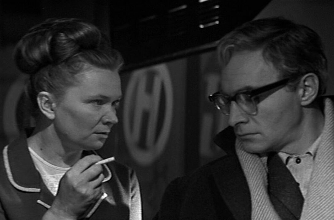 Из той же змеиной серии, но подобрее — Светлана Михайловна, словесница изутончённой драмы «Доживём до понедельника» (1968)