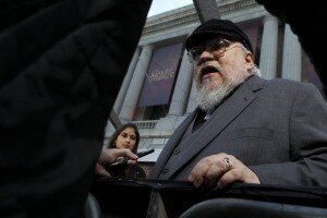 Известный американский писатель Джордж Мартин рассказал журналистам зарубежных изданий о ходе работ над шестой книгой цикла «Песнь Льда и Пламени» — «Ветра зимы» — из-за предстоящей премьеры популярного телешоу «Игра престолов», восьмой и последний сезон которого стартовал 14 апреля в 21:00 на канале HBO в Соединенных Штатах. Как сообщило британское издание «Telegraph», ориентировочная продолжительность первого эпизода составила порядка 54 минут, став самой маленькой серияей в последнем сезоне сериала.