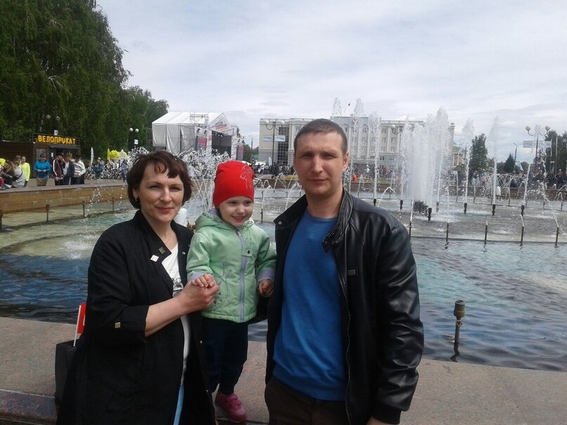 Александр Чирков с женой и дочкой на отдыхе в Ижевске