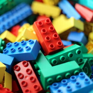 Давайте посмотрим на качество пластика на примере такого известного производителя как LEGO.